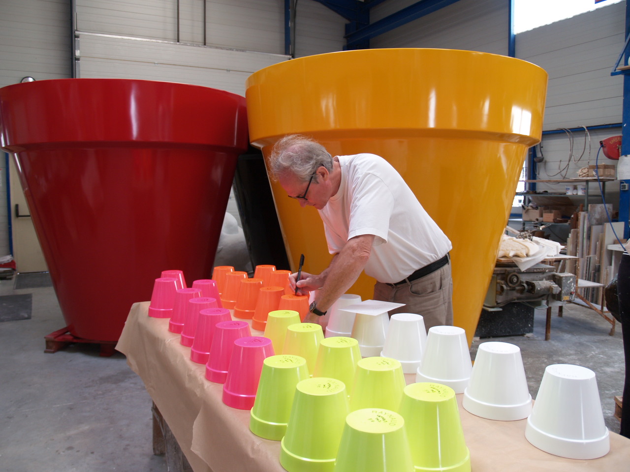 J.P. Raynaud dans l'atelier en 2007